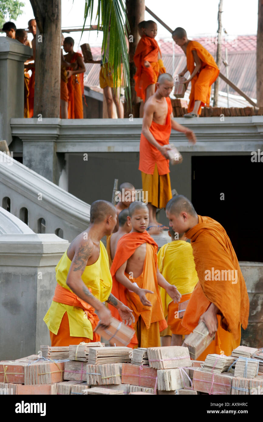 Le moine bouddhiste novices construire un temple Louang Prabang Banque D'Images