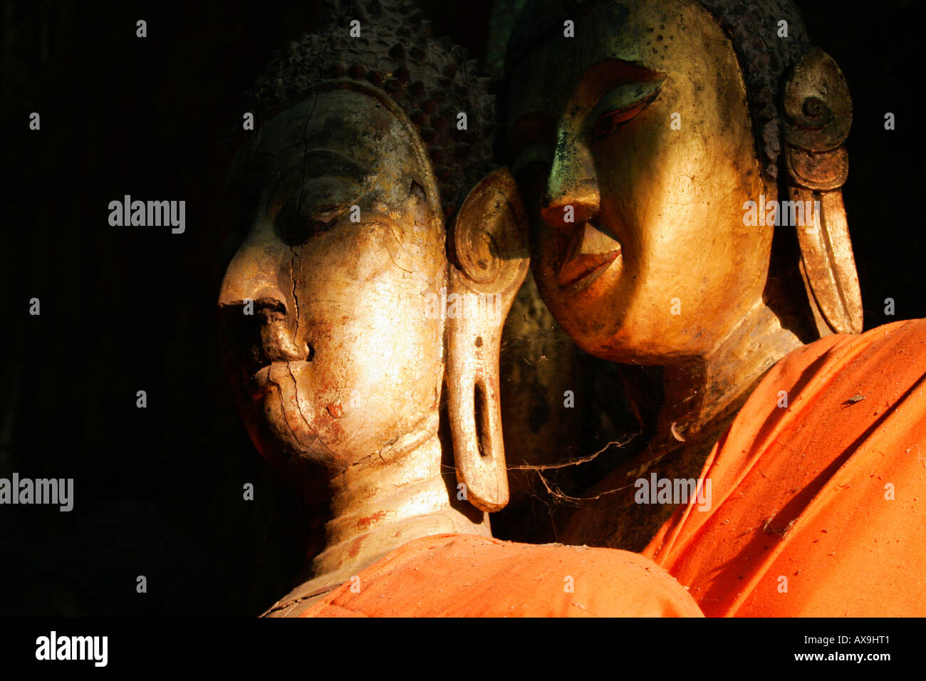 Statues de Bouddha en bois Transport Funéraire chuchotant Hall Wat Xiang Thong Louang Prabang Banque D'Images