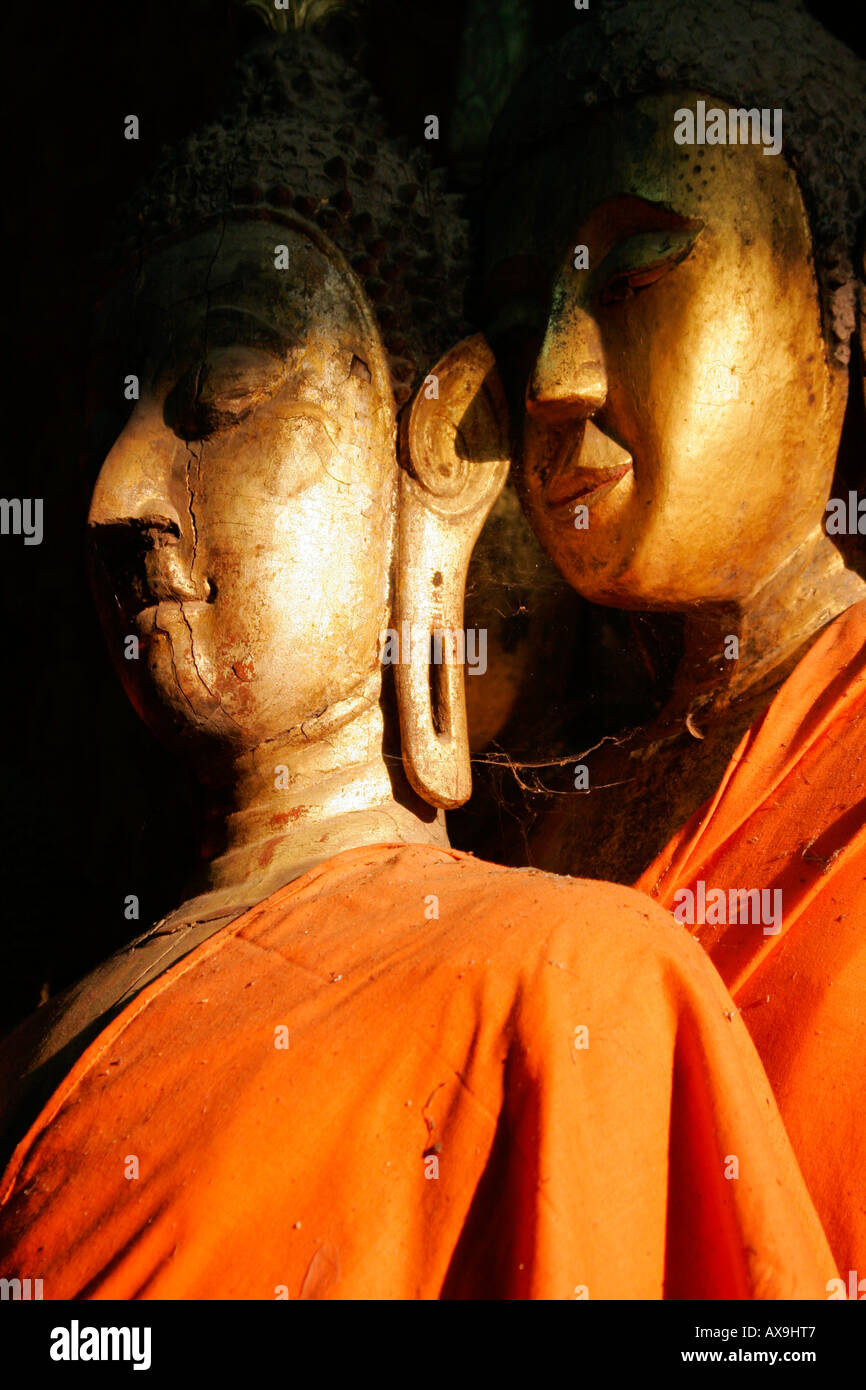 Statues de Bouddha en bois Transport Funéraire chuchotant Hall Wat Xiang Thong Louang Prabang Banque D'Images