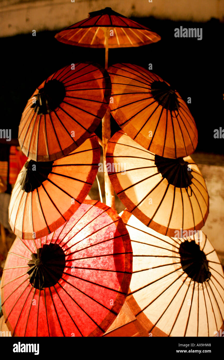 Des parapluies pour le marché de nuit de Louang Phabang vente Banque D'Images