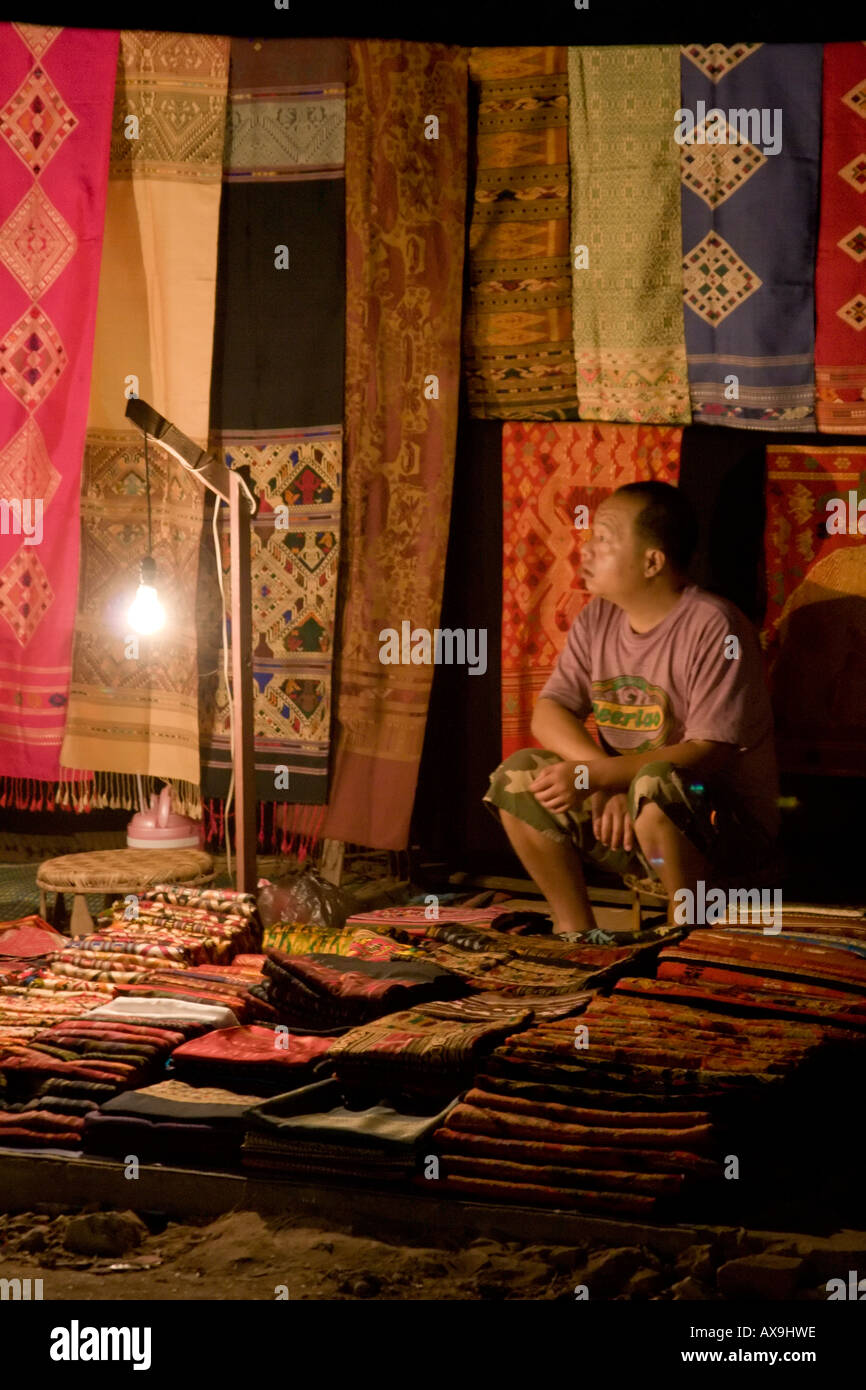 L'attente pour les clients, le marché de nuit Louang Phabang, Laos. Banque D'Images