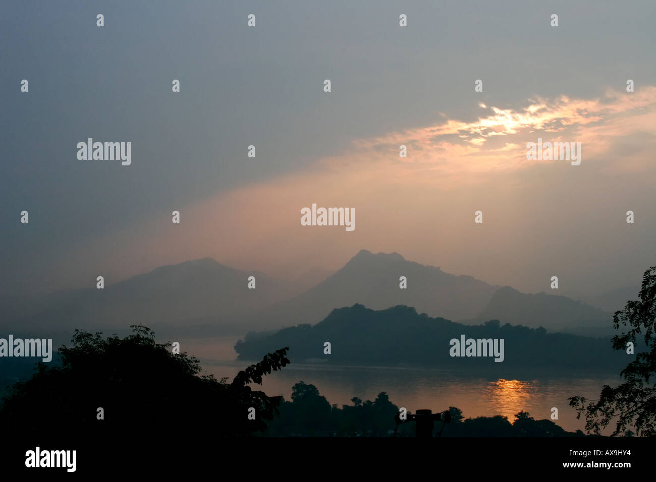 Coucher du soleil sur le Mékong depuis que Chomsi, Luang Prabang, Laos Banque D'Images