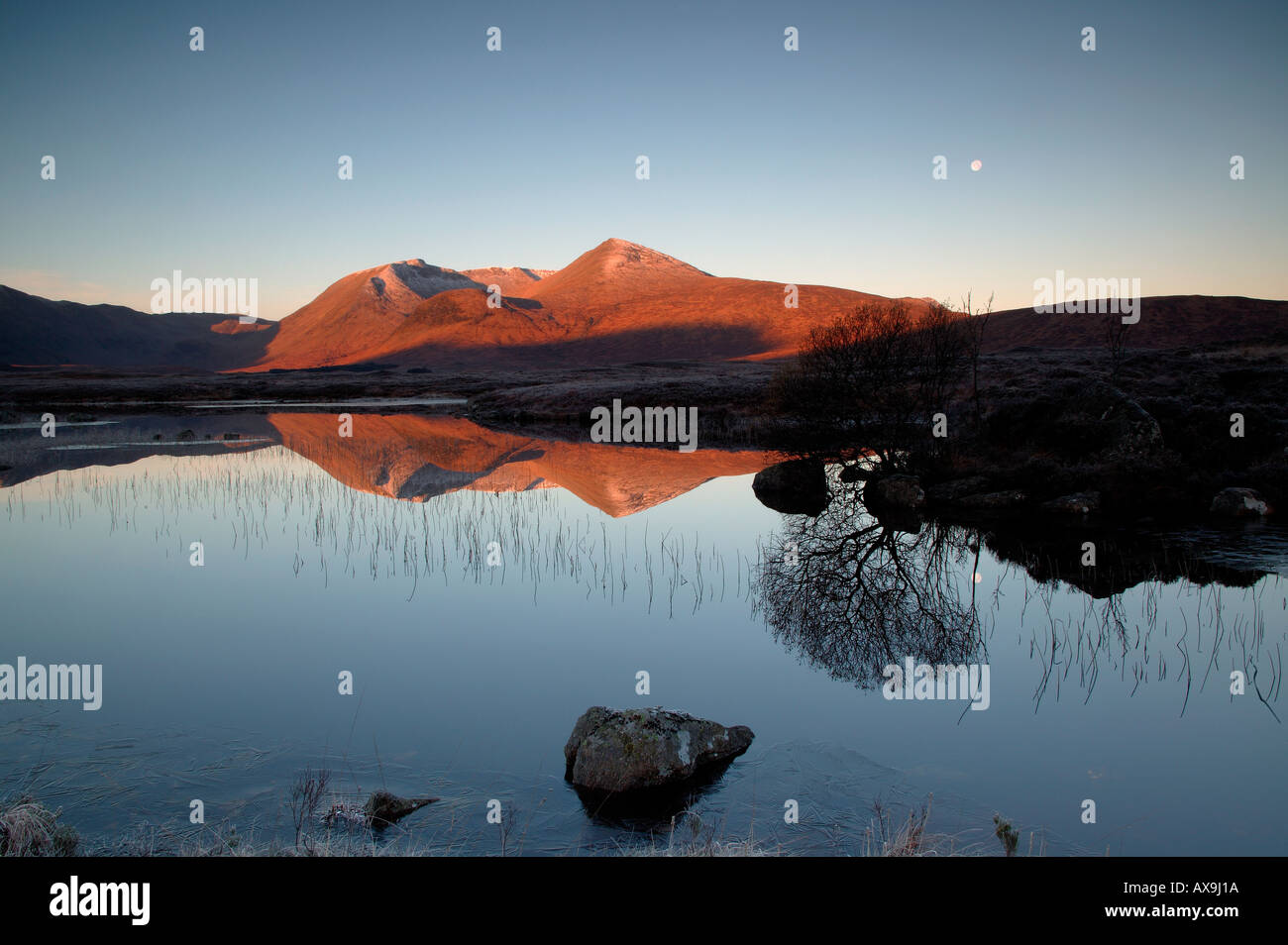 Rannoch Moor, sunrise, Réflexions sur Lochan na h Achlaise, Mont Noir, Écosse, Royaume-Uni, Europe Banque D'Images