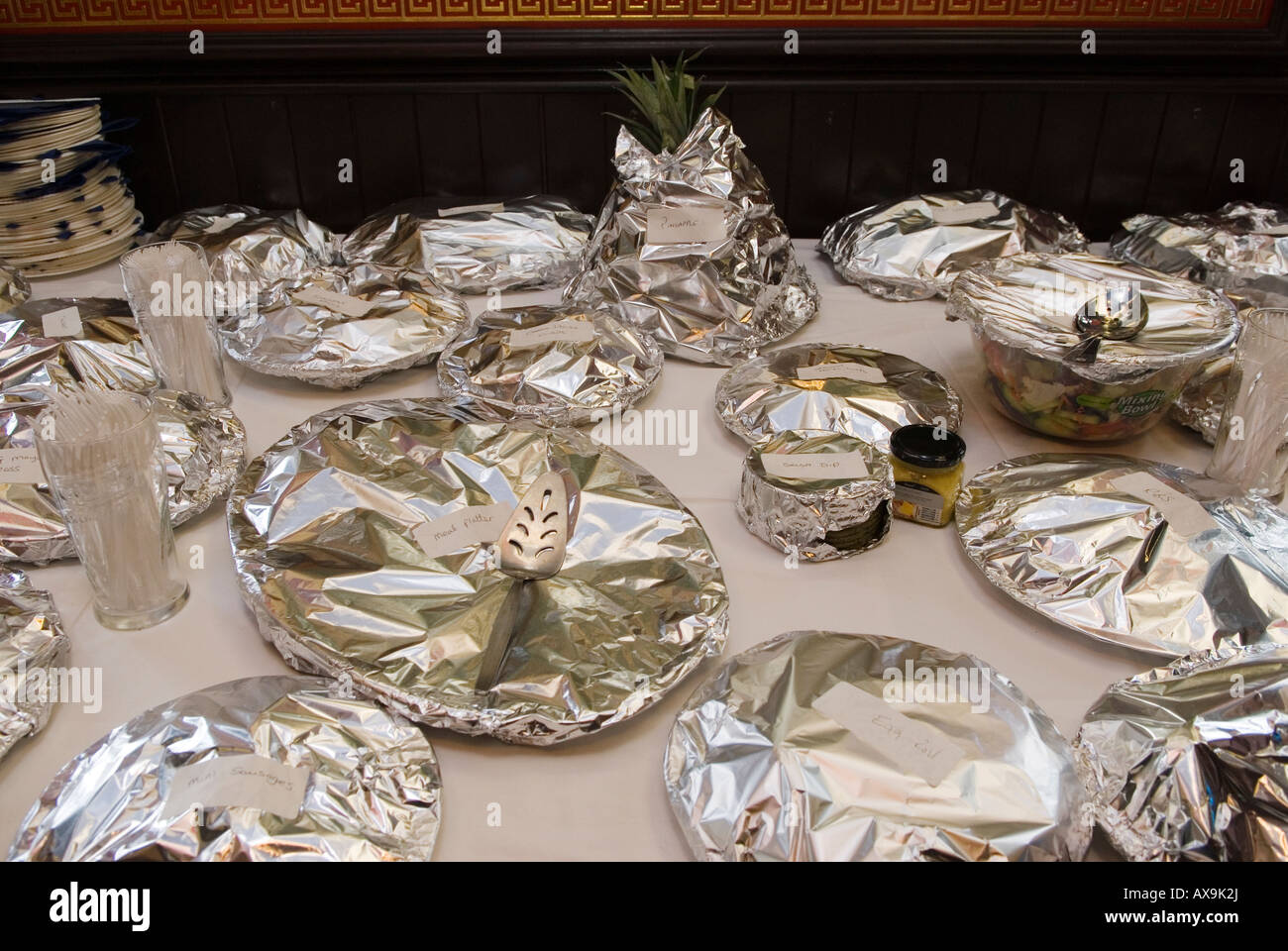 Nourriture de fête froide pub Grub recouverte de papier d'étain, règles d'hygiène en toute sécurité sanitaire. The Widows son Inn, Bromley by Bow East London. 2008 2000s Royaume-Uni Banque D'Images
