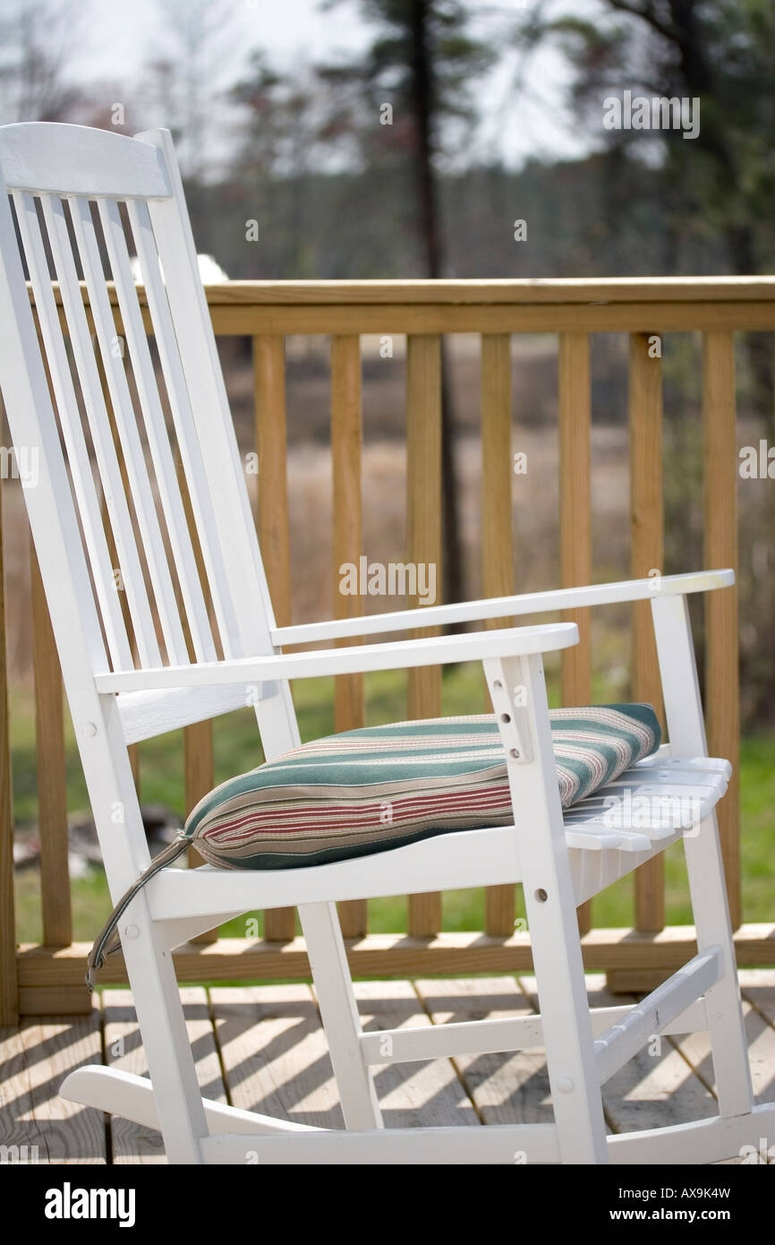 Rocking chair blanc sur une terrasse en bois ou un porche Photo Stock -  Alamy
