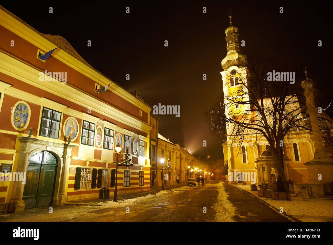 La place de la vieille ville, avec St Stephan (Istvan) Église de nuit, Kőszeg Hongrie Banque D'Images