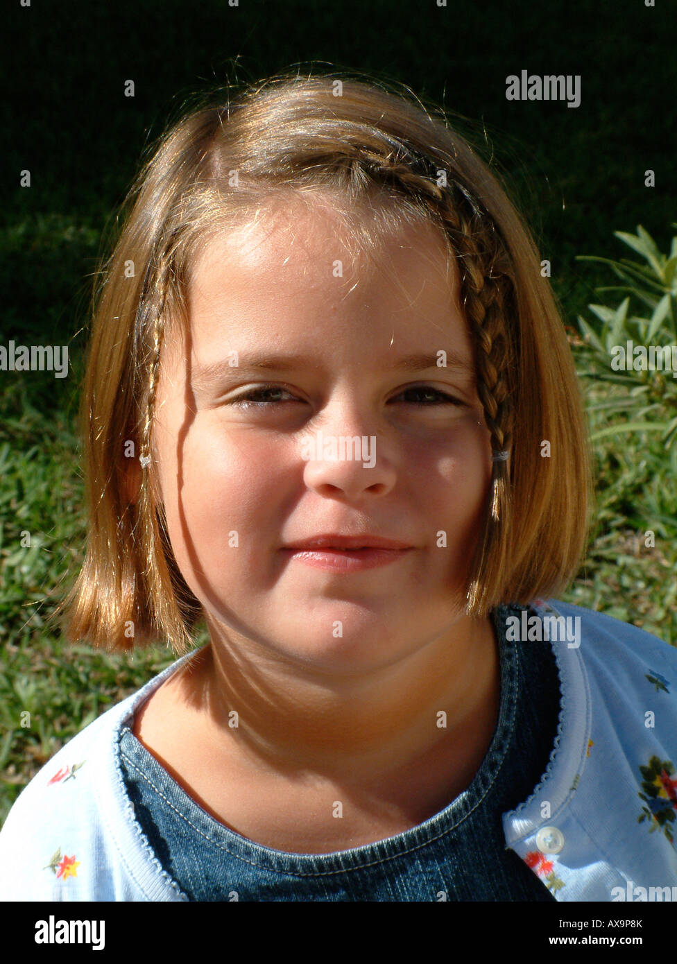 Fille (5 ans), portrait en extérieur Banque D'Images