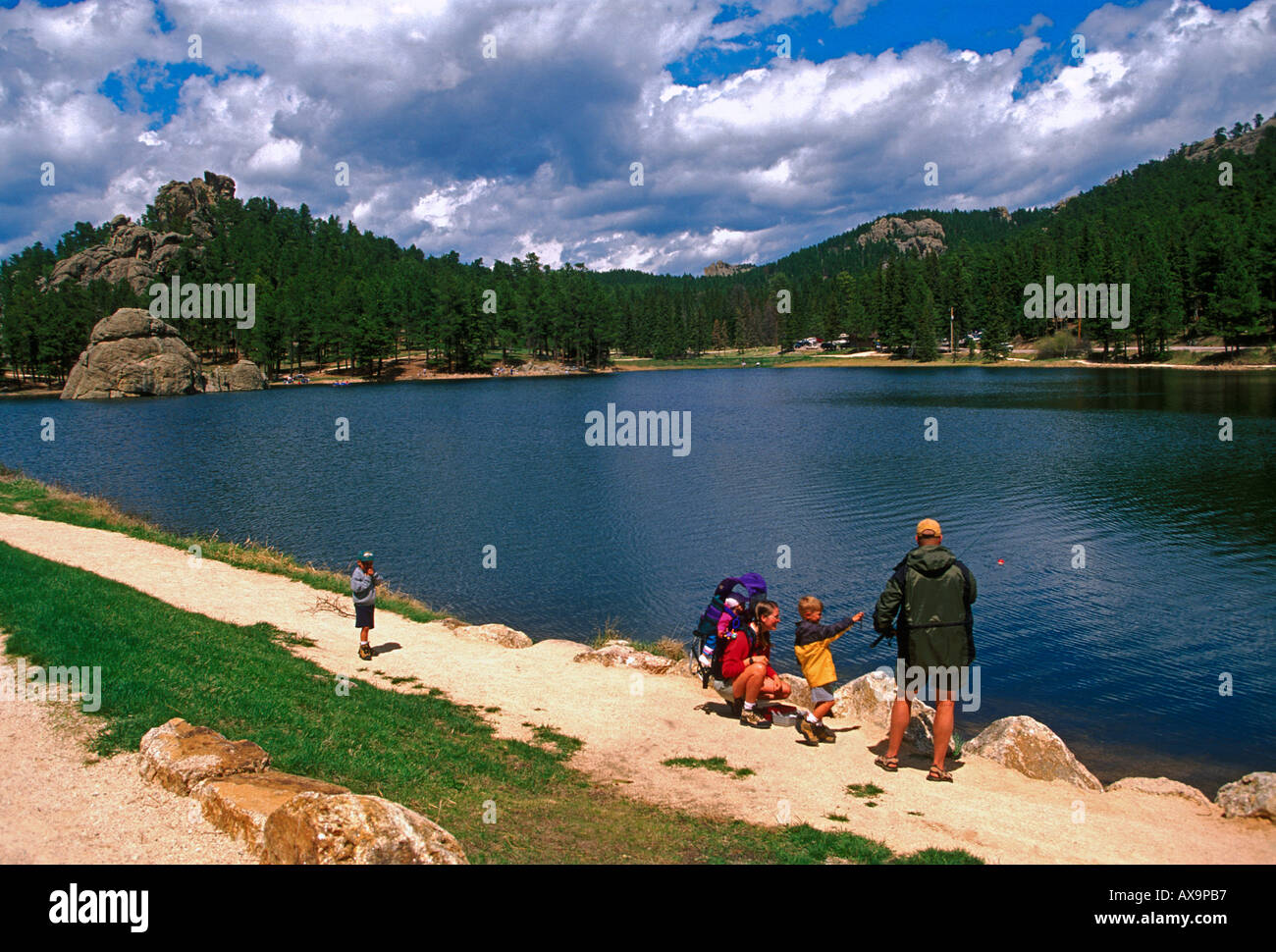 Les gens la pêche en famille sur le lac Sylvan Custer State Park Black Hills du Dakota du Sud, États-Unis Amérique du Nord Banque D'Images