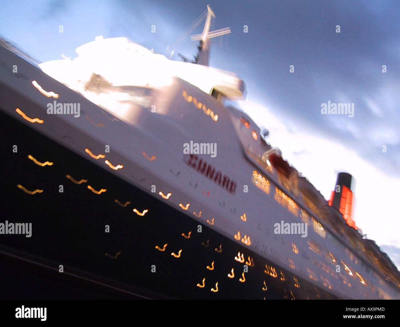 Cruiser Queen Elizabeth 2, dans l'aube de quitter le port de Funchal, Madère, l'île de Madère, Portugal Banque D'Images
