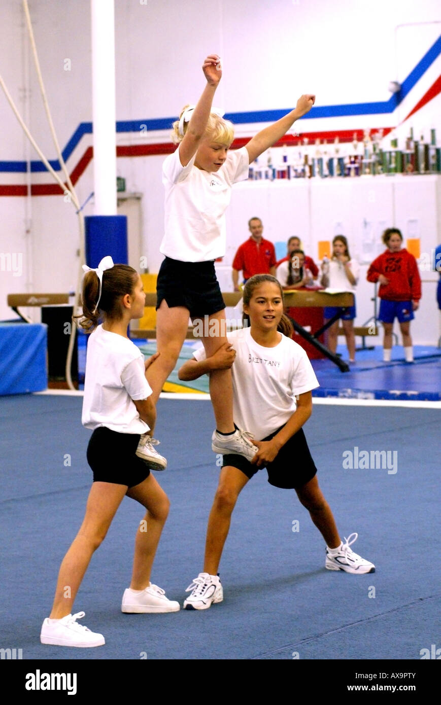 Trois jeunes filles montrent leurs compétences au cours de la démonstration à la gymnastique gymnastique U S Center California pas libéré Banque D'Images