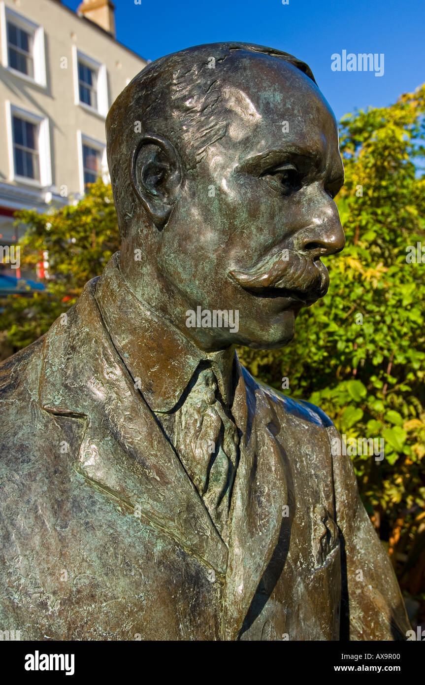 Statue de Sir Edward Elgar en haut de la rue de l'Église à Great Malvern Worcestershire Banque D'Images
