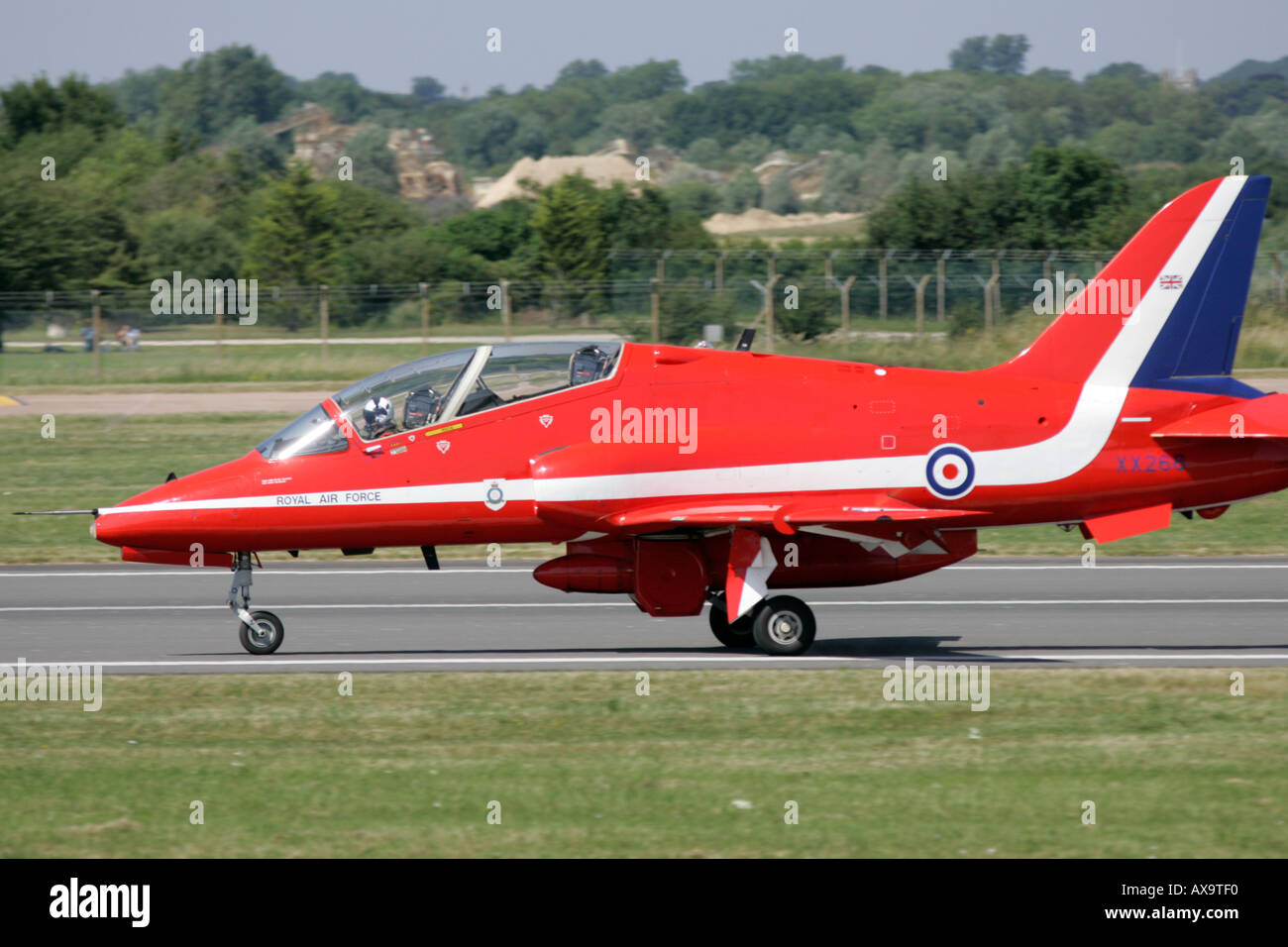 Royal Air Force Hawk T1A L'équipe de démonstration de la voltige des flèches rouges terres Au RIAT 2005 RAF Fairford Gloucestershire England UK Banque D'Images