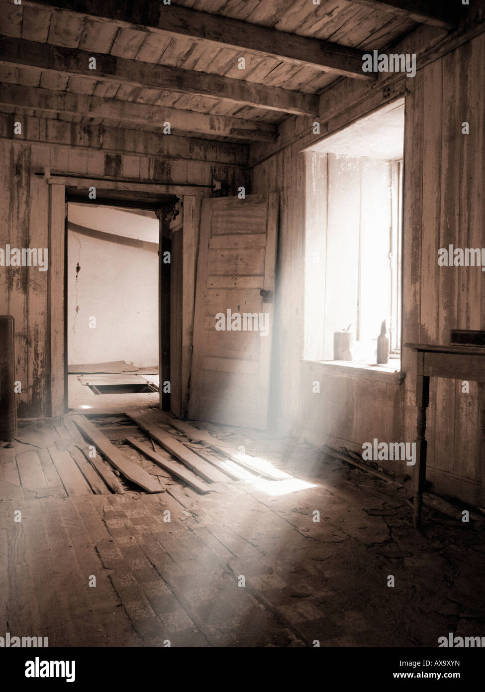 Intérieur du bâtiment abandonné photographié dans l'infrarouge. Banque D'Images