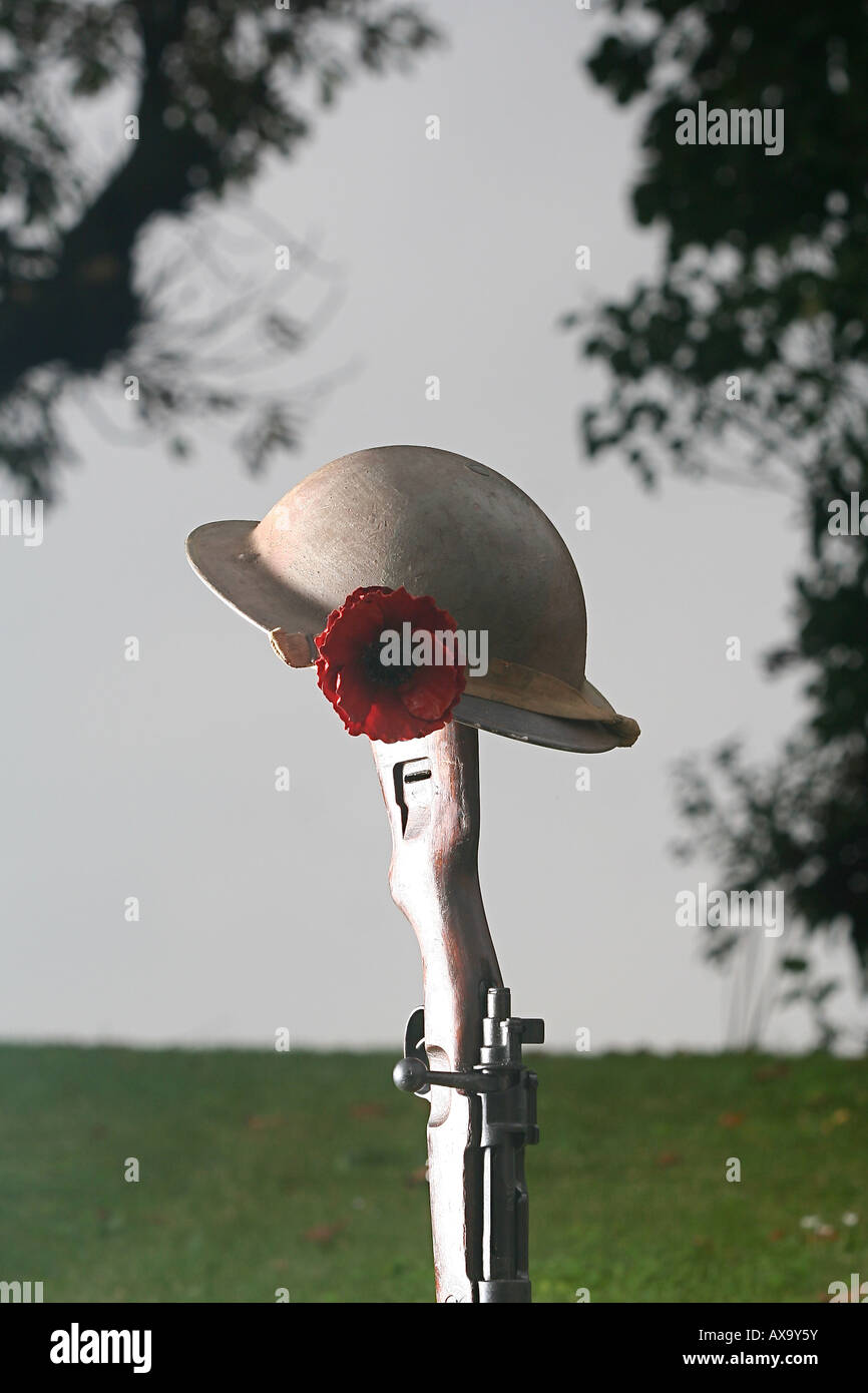 La Première Guerre mondiale WW 1 casque Tommy sur un fusil allemand avec un coquelicot en images Banque D'Images