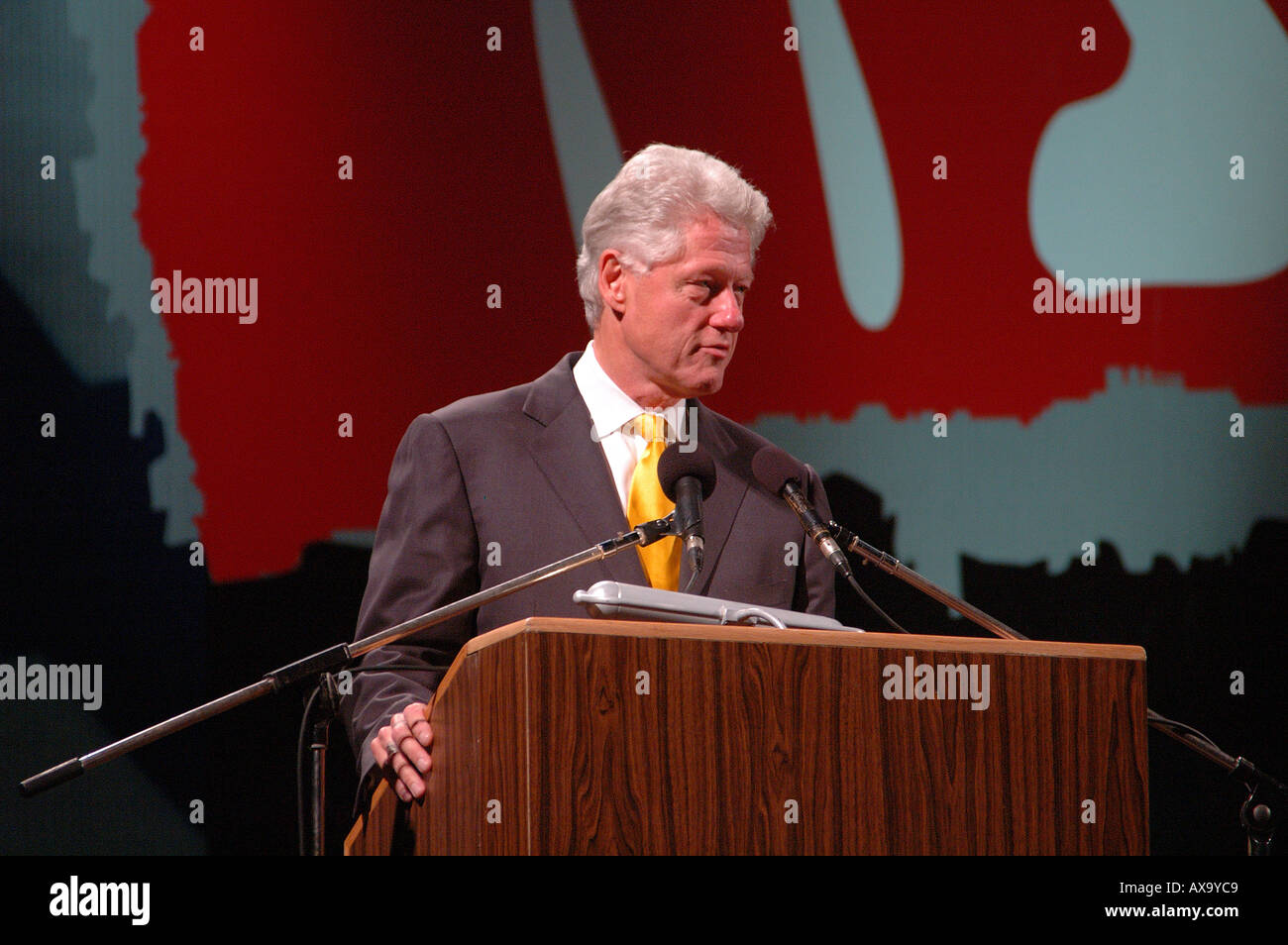 L'ancien président américain Bill Clinton à podium faire un discours Banque D'Images