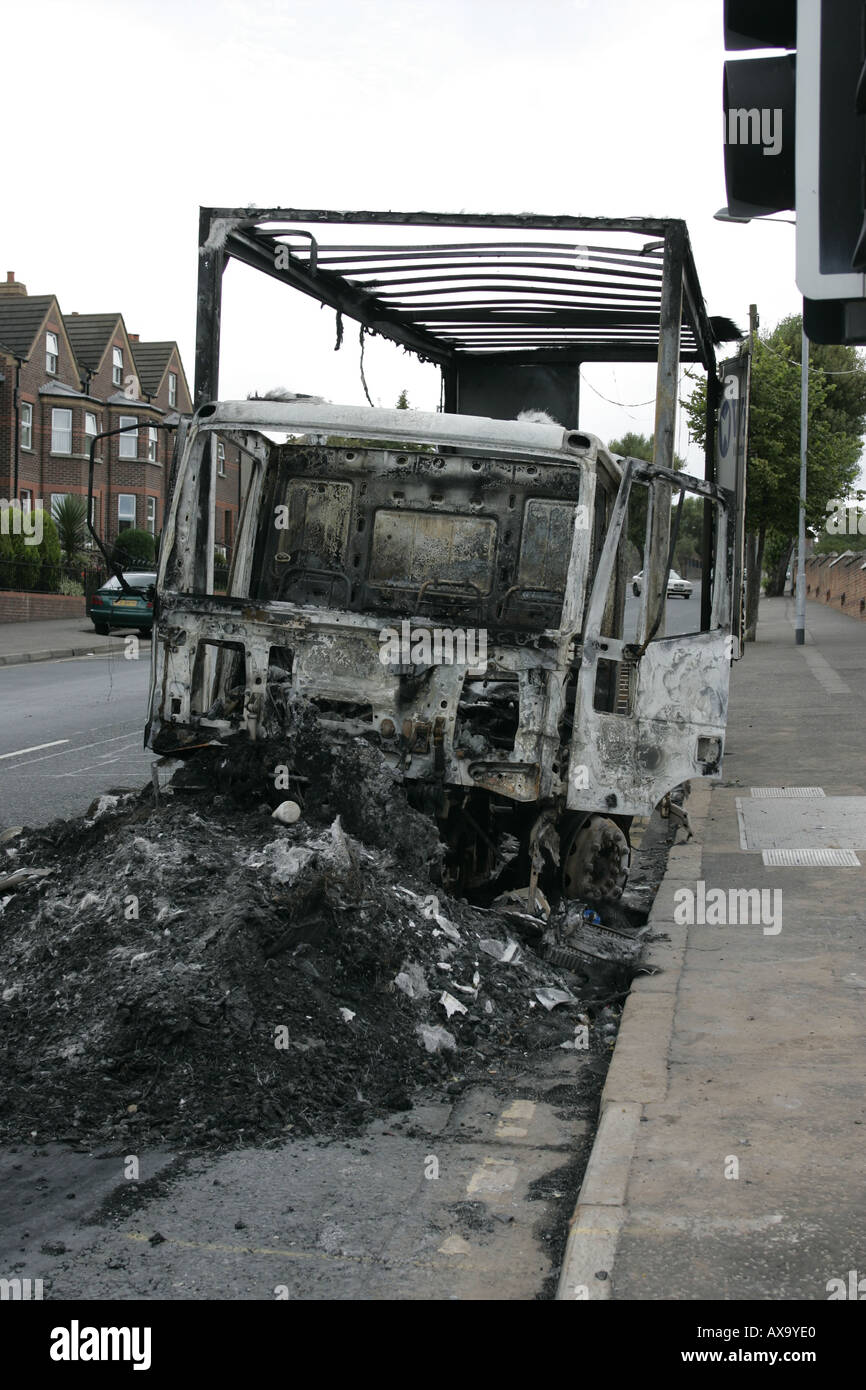 Demeure de Burnt Out camion van après les émeutes et la violence loyaliste d'Irlande du Nord Belfast Banque D'Images