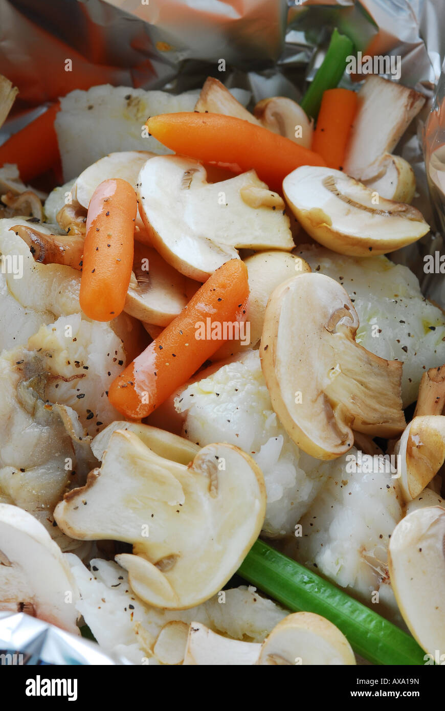 Poissons grenouille avec des légumes cuits en aluminium Banque D'Images