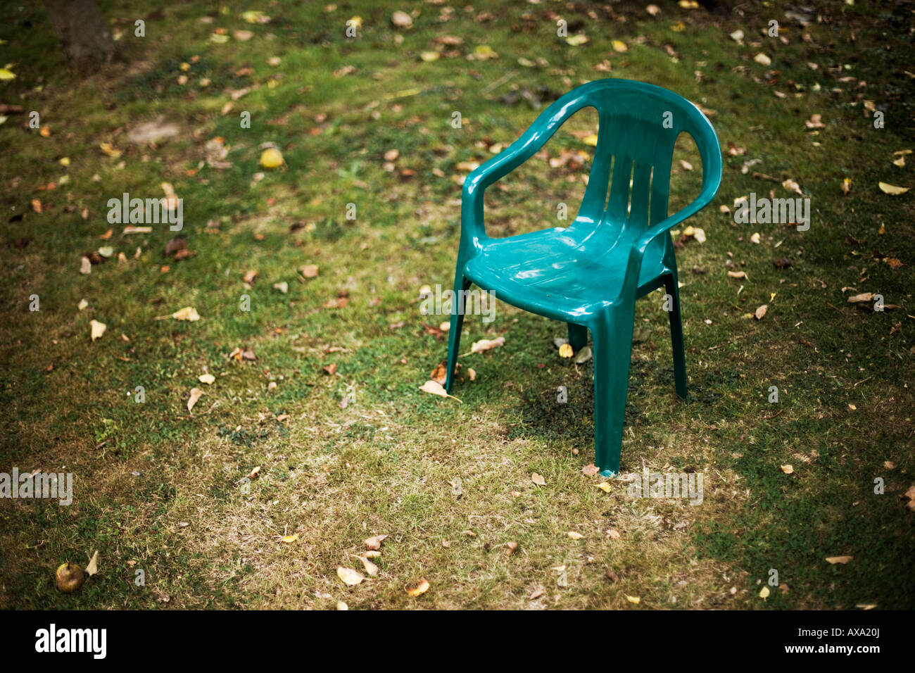 S enfant chaise en plastique petite pelouse sur Banque D'Images