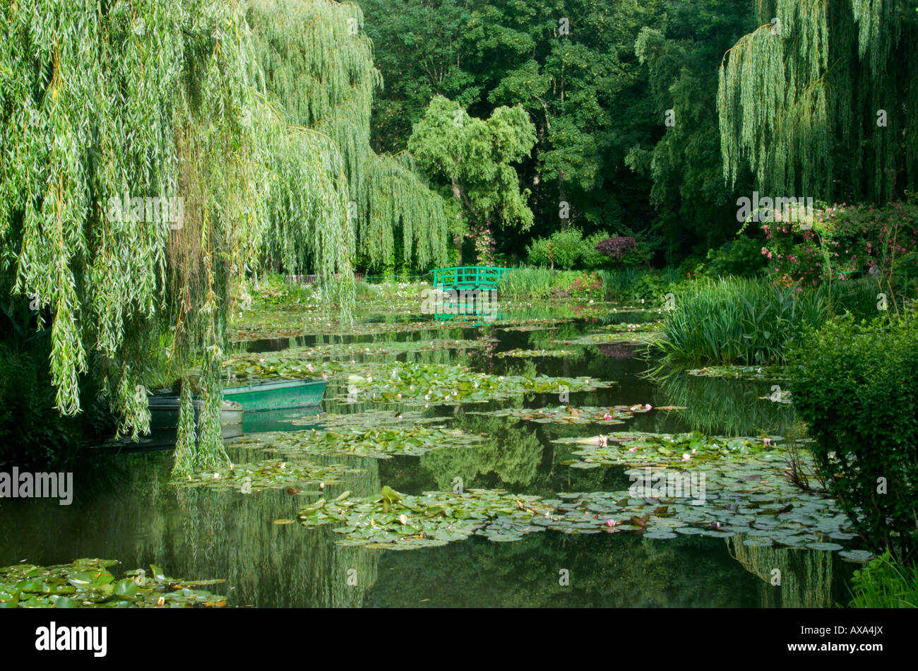 Jardin de l'eau/eau étang avec le pont japonais à la maison et Jardins de Claude Monet, Giverny, France Banque D'Images