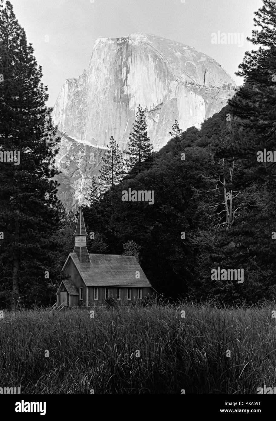 Yosemite National Park église avec demi dôme mountain peak arrière-plan - Californie, États-Unis Banque D'Images