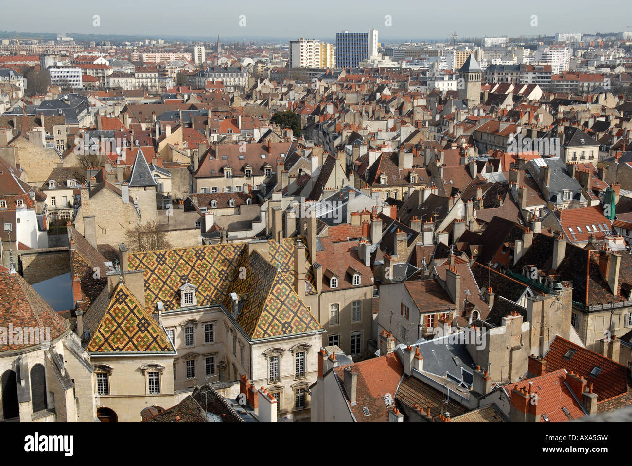 Un toit à tuiles vernissées à Dijon Bourgogne France Banque D'Images