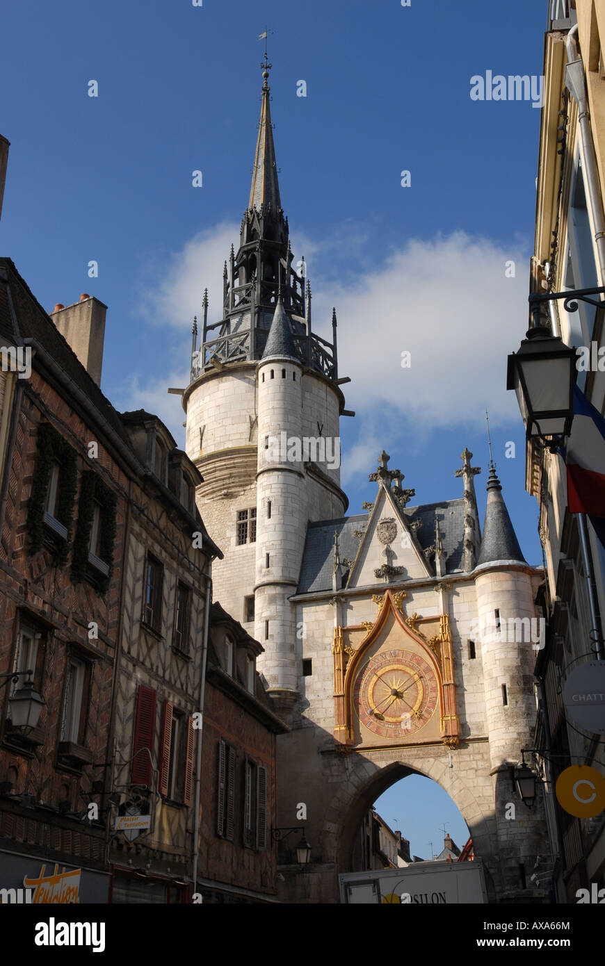 Le Tour de I'horloge avec cadran du 15e siècle à Auxerre en Bourgogne, France. Banque D'Images