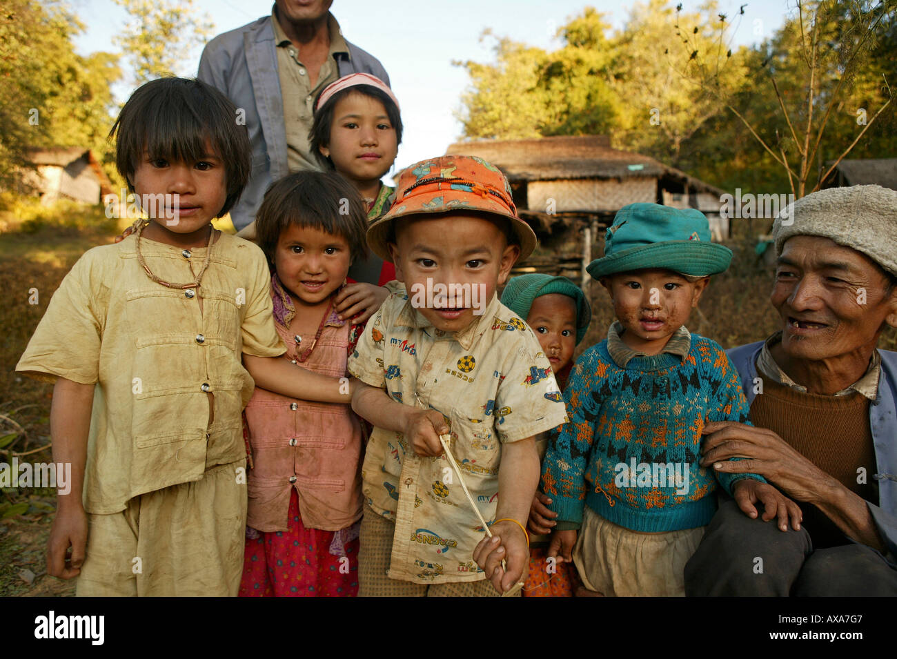 Portrait des enfants de pays, avec le vieil homme, le Myanmar Banque D'Images