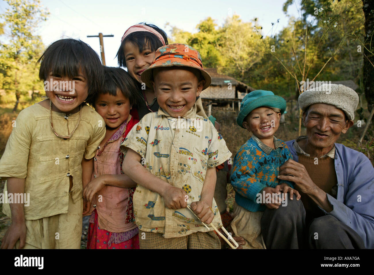 Heureux les enfants de pays Portrait, vieil homme, Myanmar Banque D'Images