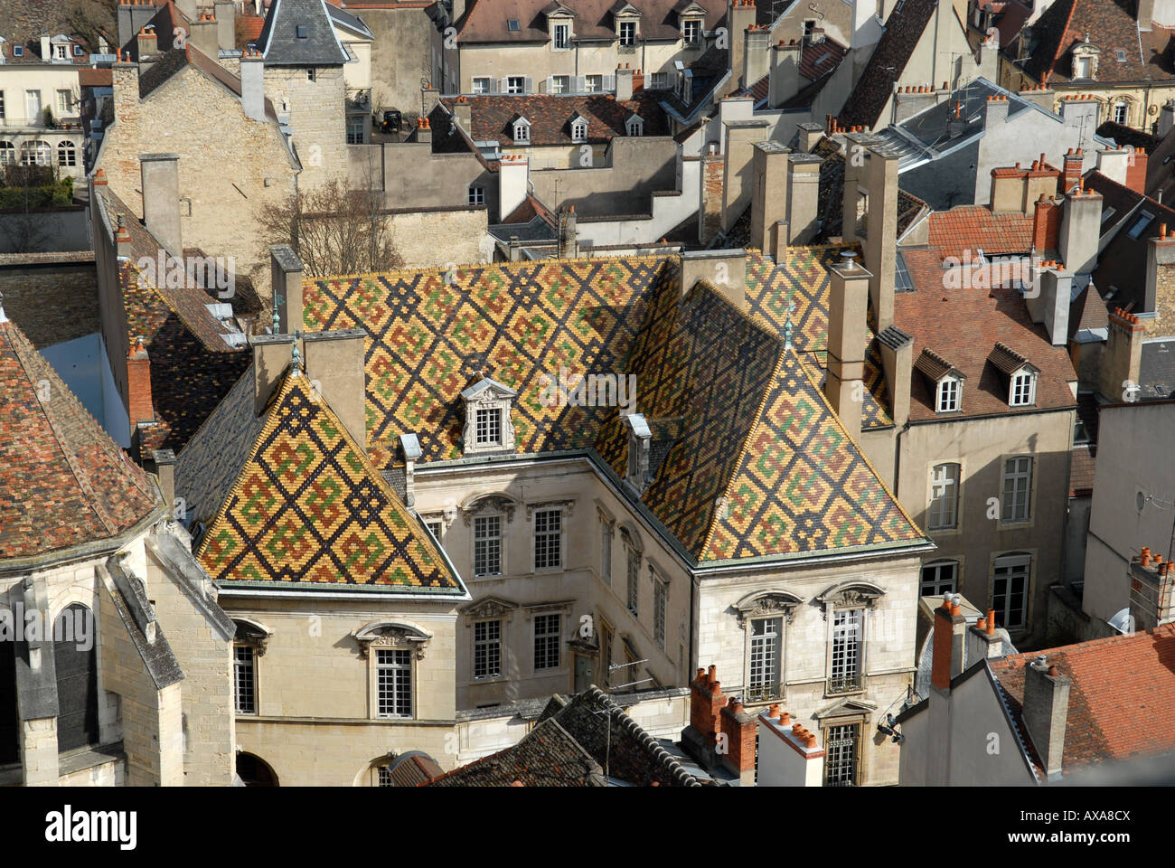Un toit à tuiles vernissées à Dijon Bourgogne France Banque D'Images