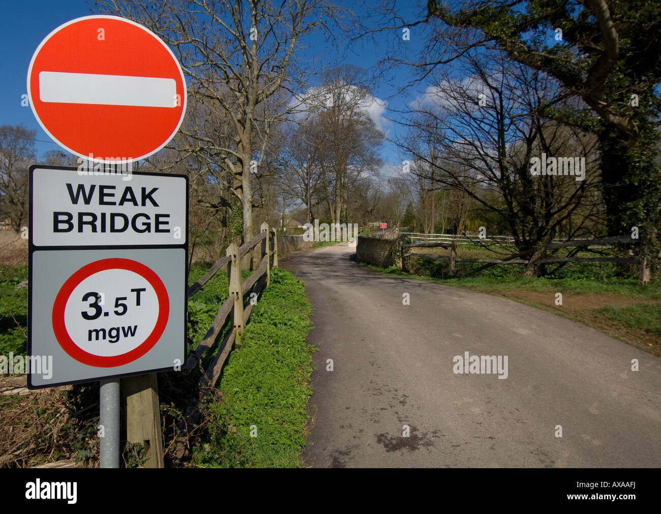 Faible Pont signe de route, sur un chemin de campagne du Sussex. Photo par Jim Holden. Banque D'Images