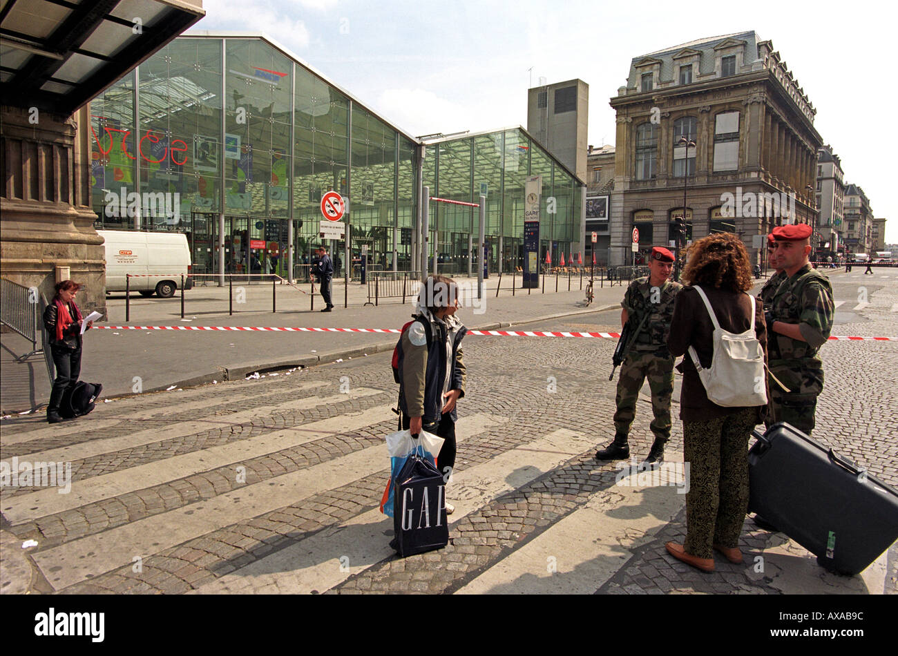 En dehors des soldats la Gare du Nord à Paris, France après une alerte à la bombe Banque D'Images