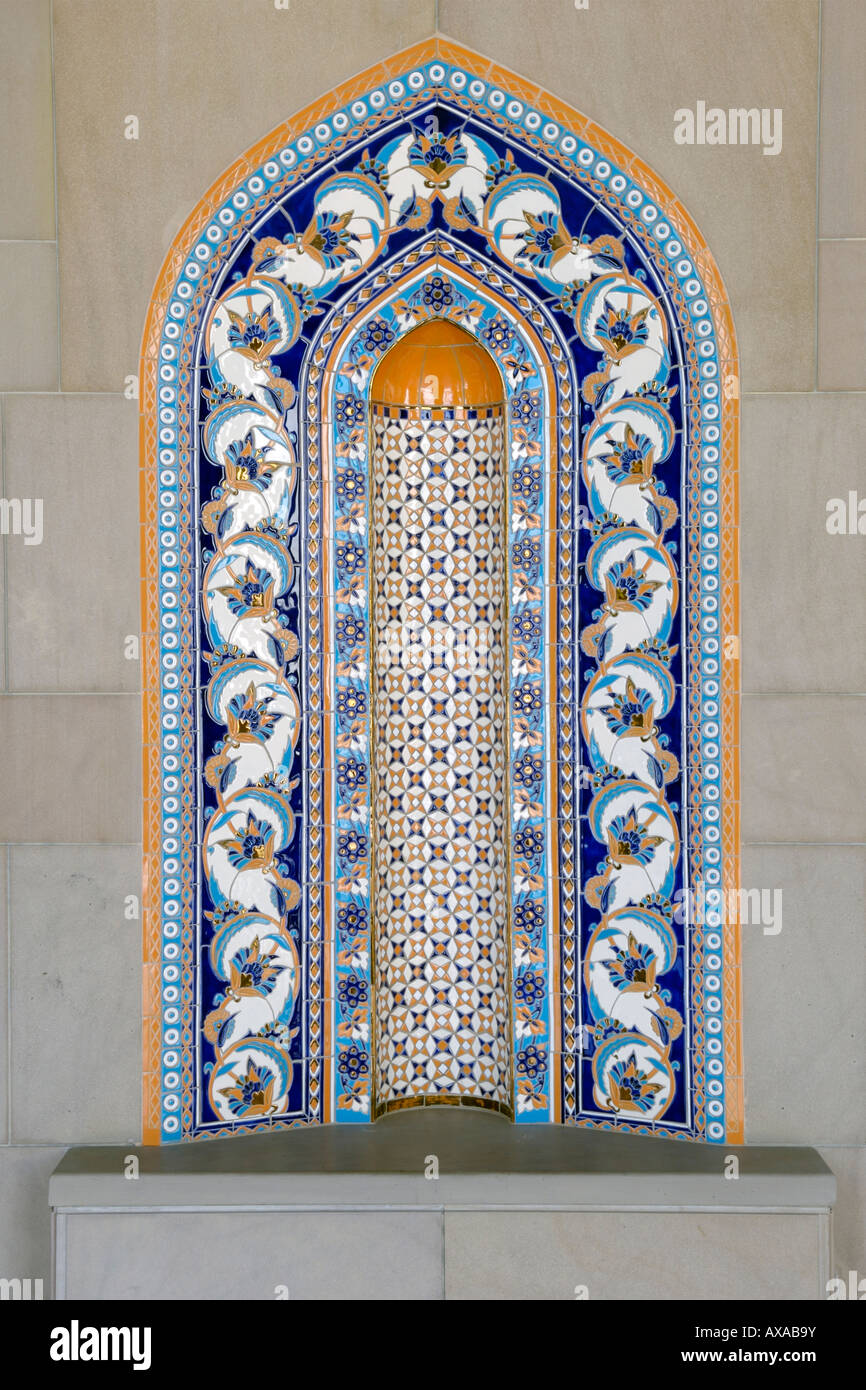 Détail de mosaïque dans une alcôve dans la Grande Mosquée Sultan Qaboos à Mascate, la capitale d'Oman. Banque D'Images