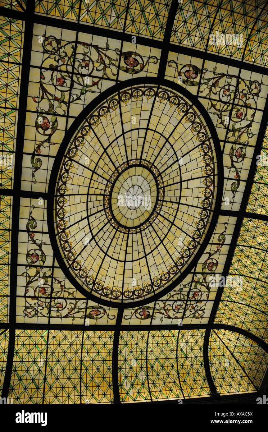 Le laylight dans le Palm Court à l'hôtel Plaza à Manhattan. Les vitraux au plafond est éclairé par la lumière de l'arrière. Banque D'Images