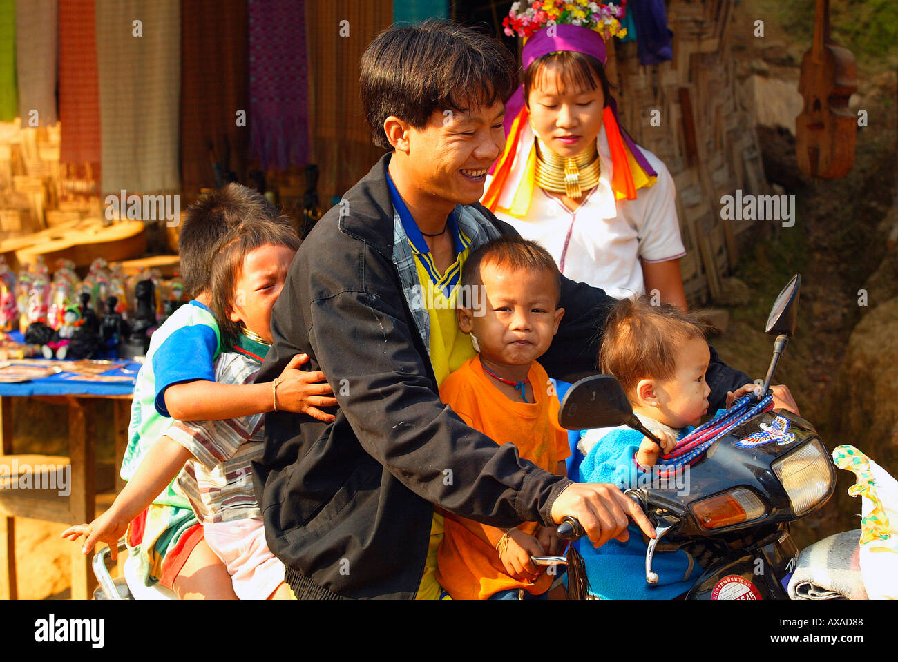 L'homme et quatre enfants sur moto hilltribe village de réfugiés birmans en Thaïlande du nord Banque D'Images