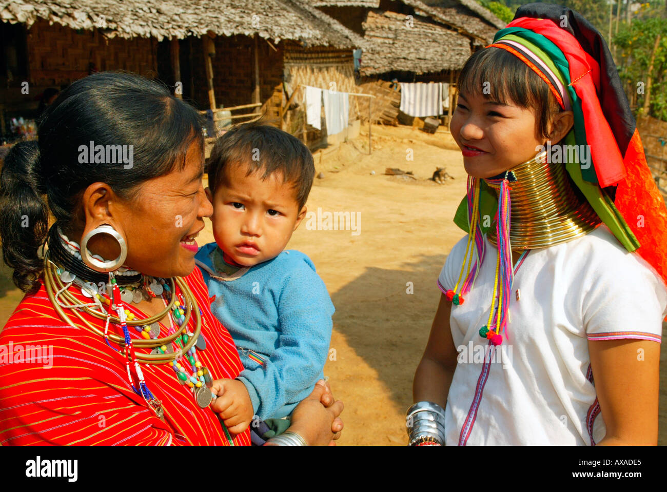 Karen, Kayah, Bre femme avec bébé parle à Karen femme Kayan hilltribe village de réfugiés birmans en Thaïlande du nord Banque D'Images