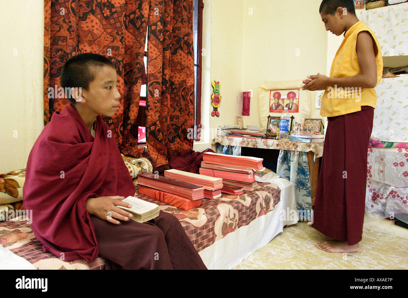 Les jeunes moines bouddhistes dans un monastère, en Inde Banque D'Images