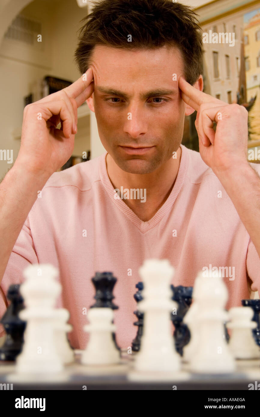 La pensée de l'homme lors d'un jeu d'échecs Banque D'Images