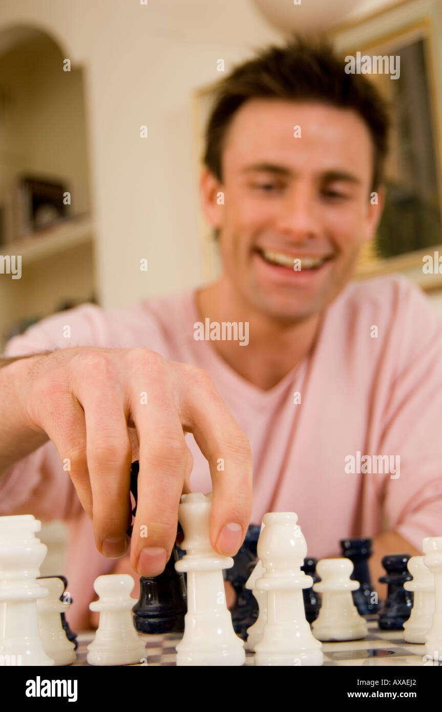 L'homme jouant aux échecs Banque D'Images