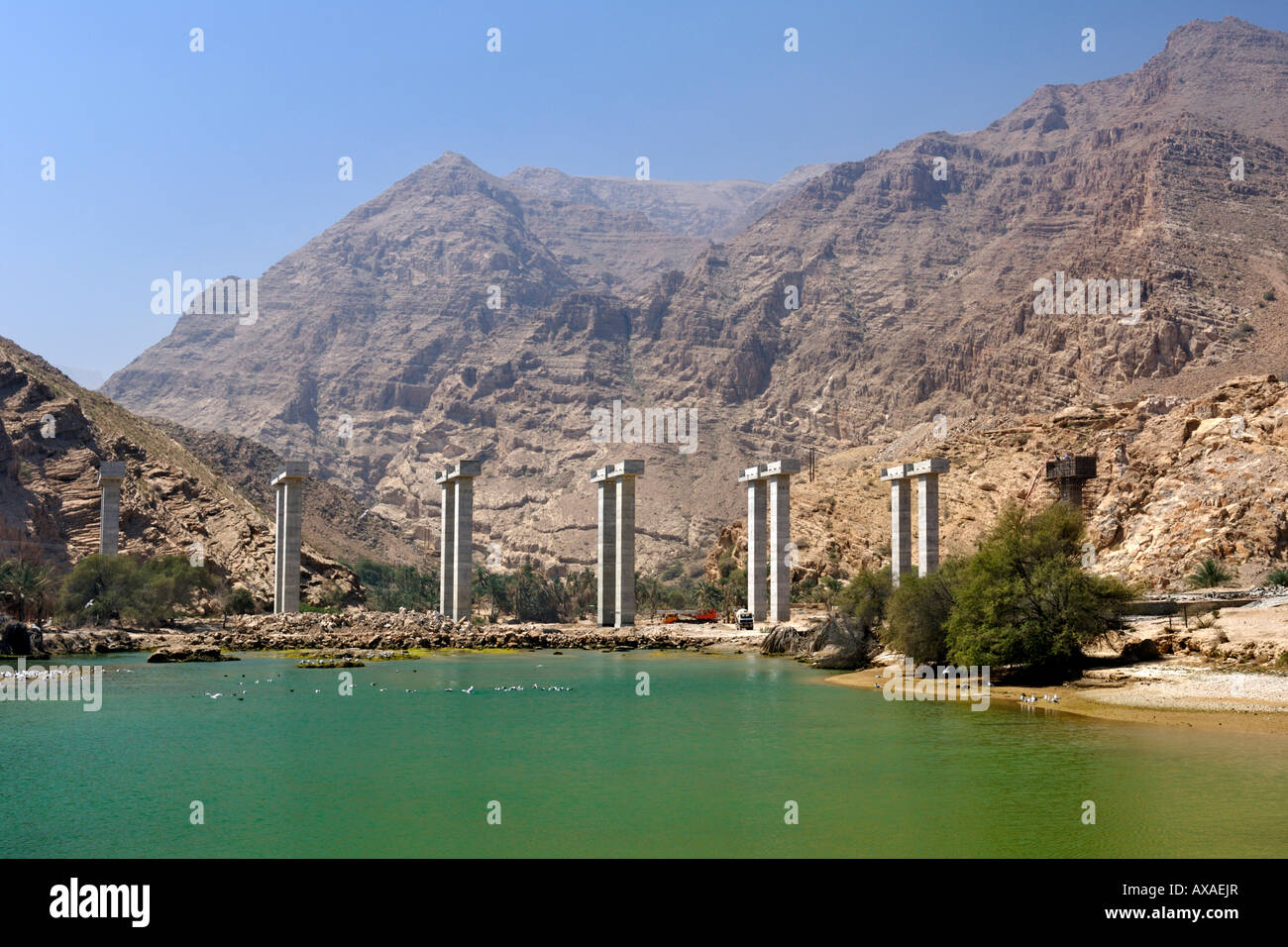 La construction d'un pont pour la nouvelle route côtière à l'entrée de wadi Tiwi en Oman. Banque D'Images