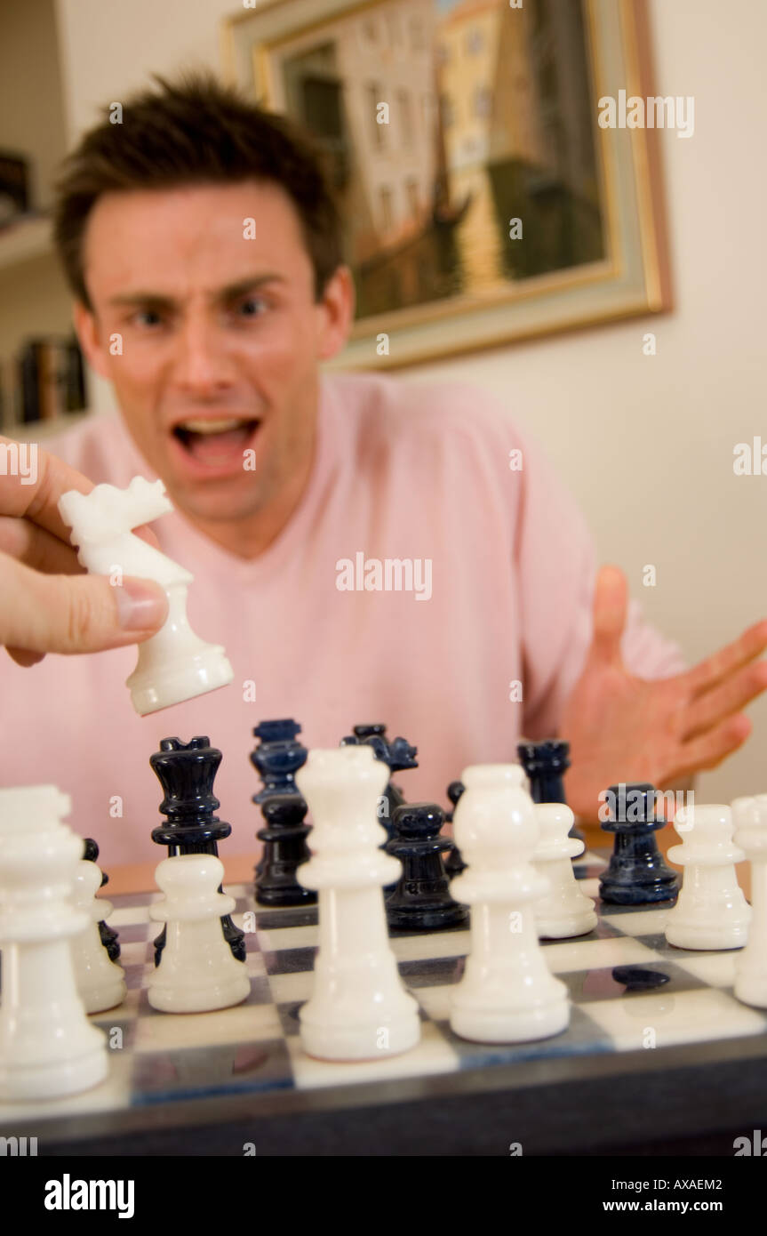 Homme d'être battu aux échecs Banque D'Images