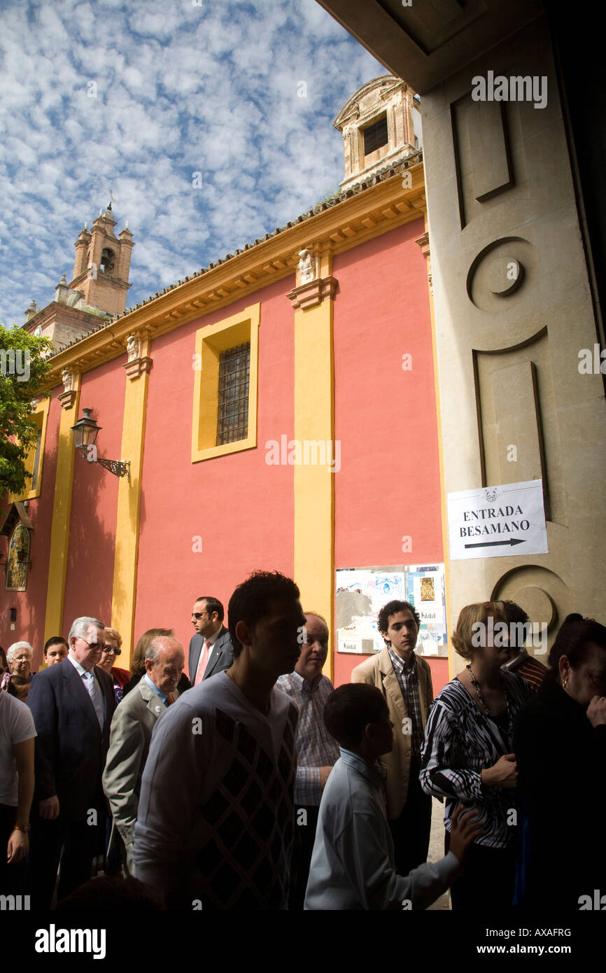 Les gens qui entrent dans Gran Poder de la basilique de l'embrasser à la main l'image du Christ le Dimanche des Rameaux, Séville, Espagne Banque D'Images