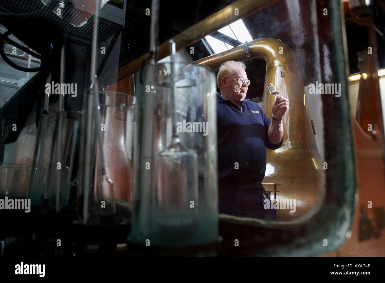 Un mélange d'échantillonnage dans le site stillhouse à Blair Athol distillery whisky à Pitlochry, Perthshire, Écosse, Royaume-Uni Banque D'Images