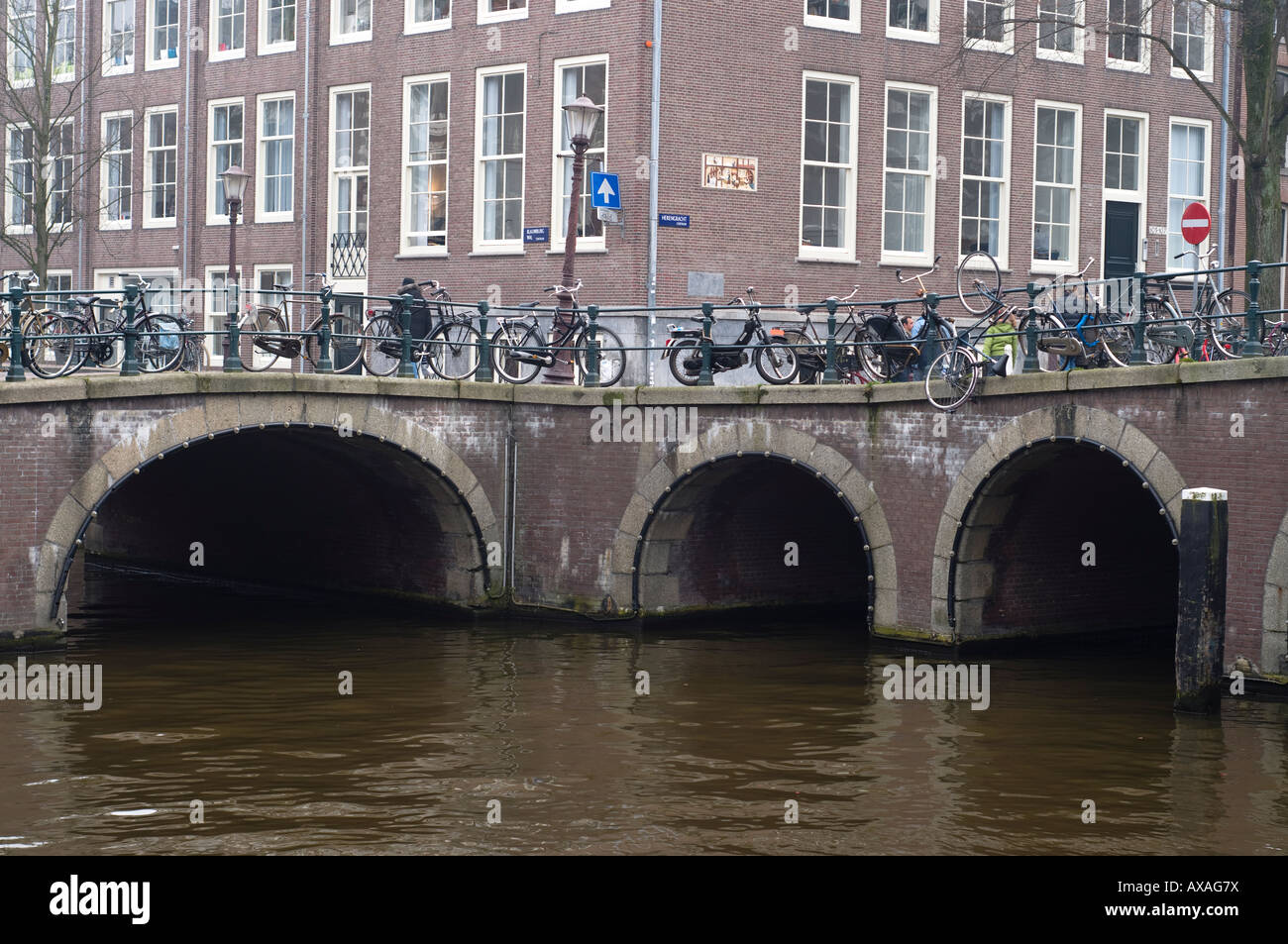 Un pont sur un canal à Amsterdam en Hollande. Banque D'Images