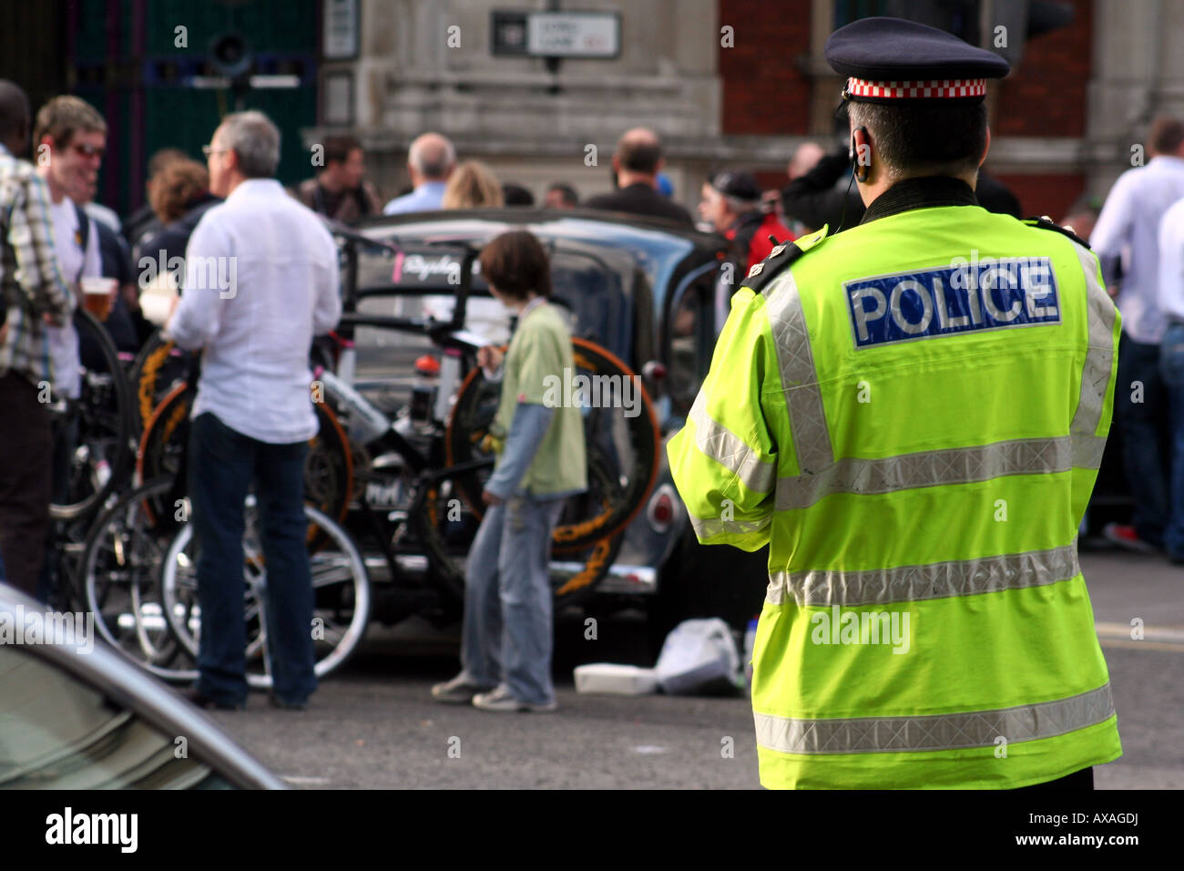 Une ville de Londres policier à une course cycliste dans le centre de Londres Banque D'Images