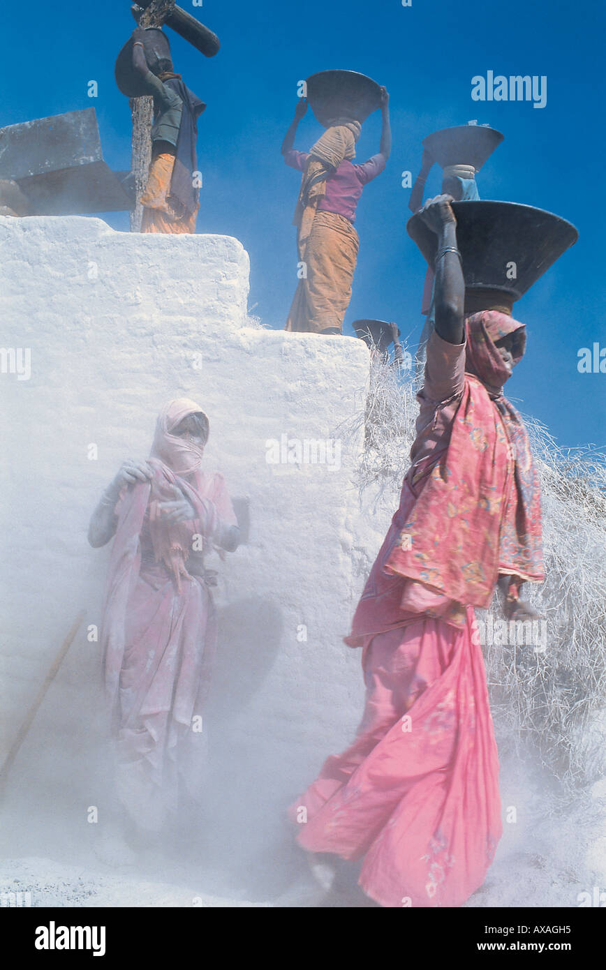 Les femmes portant de lourdes charges dans la carrière de pierres, Bihar, Inde Banque D'Images