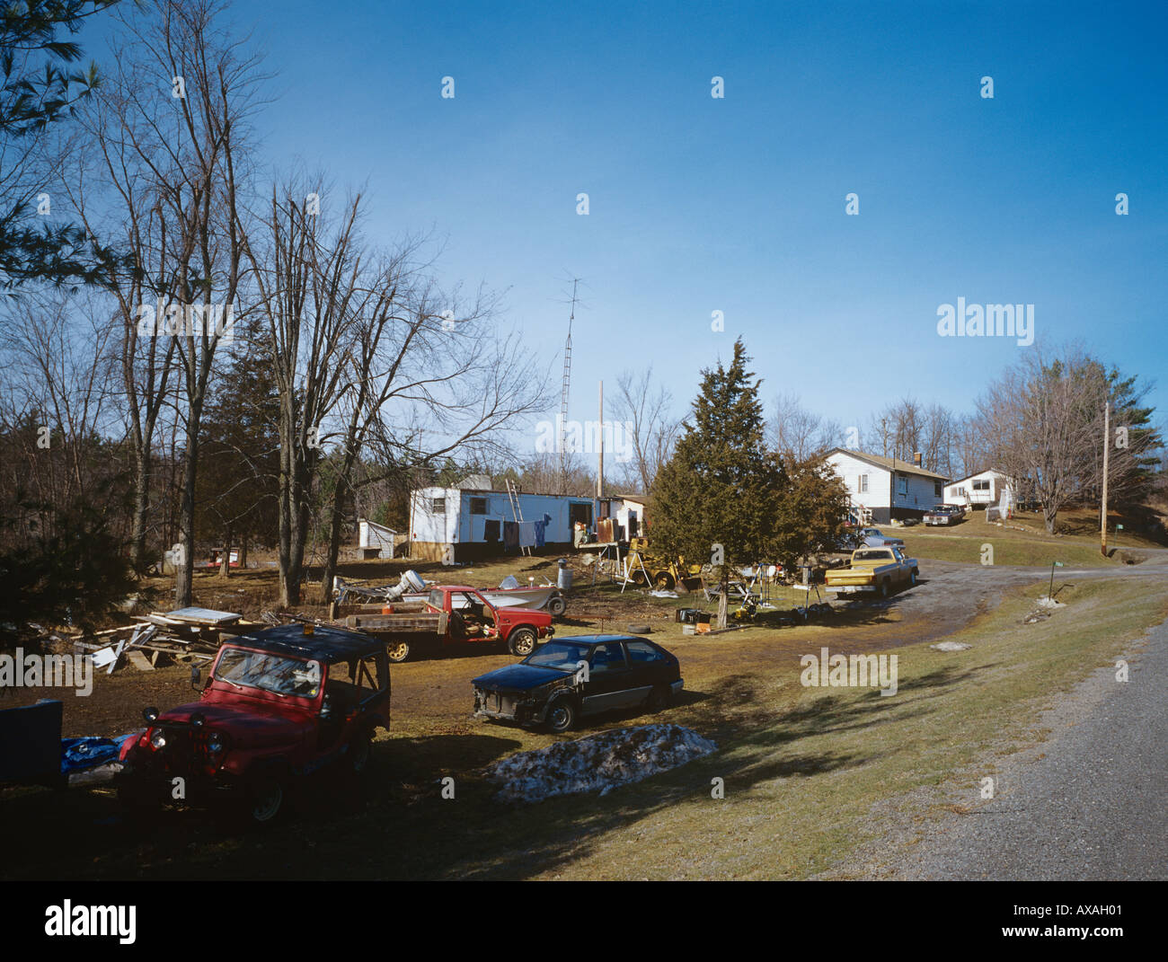 L'Ontario rural maisons avec de vieilles voitures et camionnettes d'ordure en cour en désordre. Canada Banque D'Images