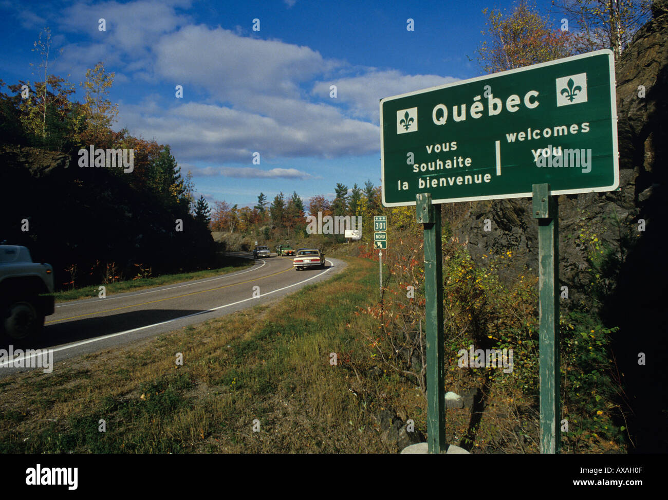 Chanter en bordure de la Provence accueille les conducteurs du Québec en français et anglais près de Portage du Fort CANADA Banque D'Images