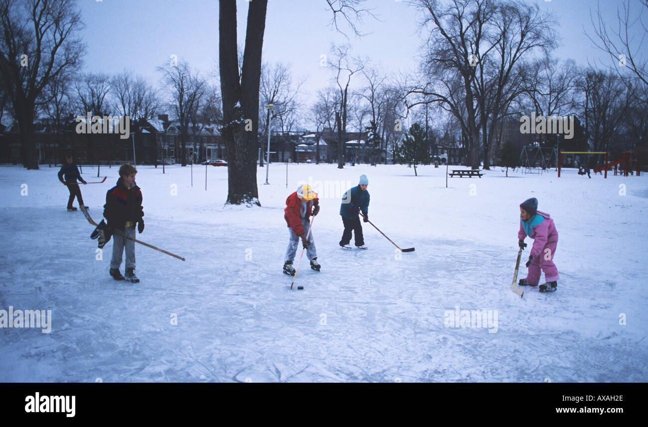 Les enfants jouaient au hockey sur plaque de glace dans un parc public  Kingsto Ontario Canada Photo Stock - Alamy