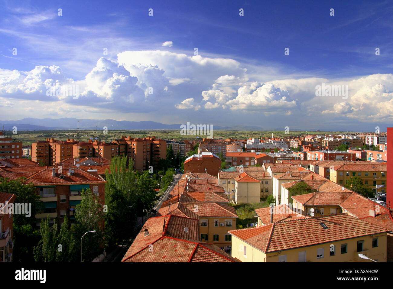 Vue d'un des districts du nord-ouest de Madrid, Espagne, lors d'une journée ensoleillée Banque D'Images