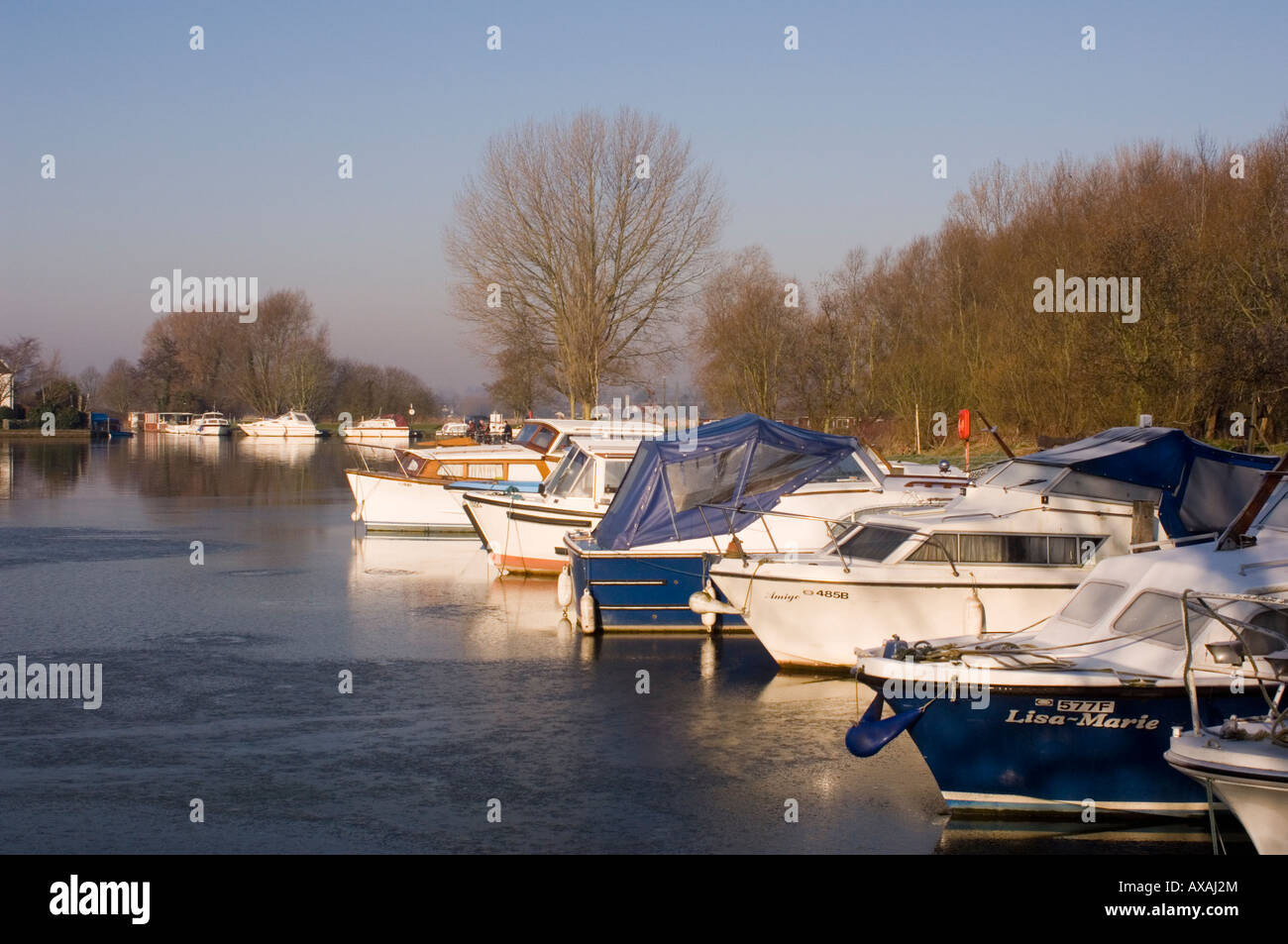 Bateaux sur la rivière Waveney à Beccles en hiver Banque D'Images